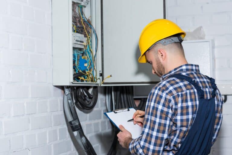 Kontrola przewodów w skrzynce rozdzielczej - instalacje elektryczne w Policach wykonane przez doświadczonych fachowców.